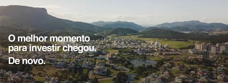 Vista aérea do bairro Pedra Branca com serra ao fundo, Palhoça SC